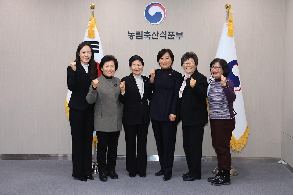 송미령 농림축산식품부 장관이 23일 정부세종청사 농림축산식품부에서 여성농업인단체장과 기념 촬영을 하고 있다.