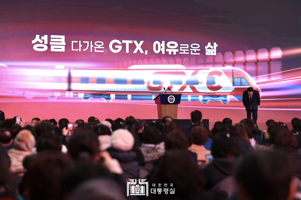 윤석열 대통령이 25일 경기도 의정부시청 다목적체육관에서 열린 GTX-C 착공기념식에 참석해 인사하고 있다.