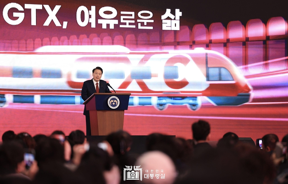 윤석열 대통령이 25일 경기도 의정부시청 다목적체육관에서 열린 GTX-C 착공기념식에서 기념사를 하고 있다.