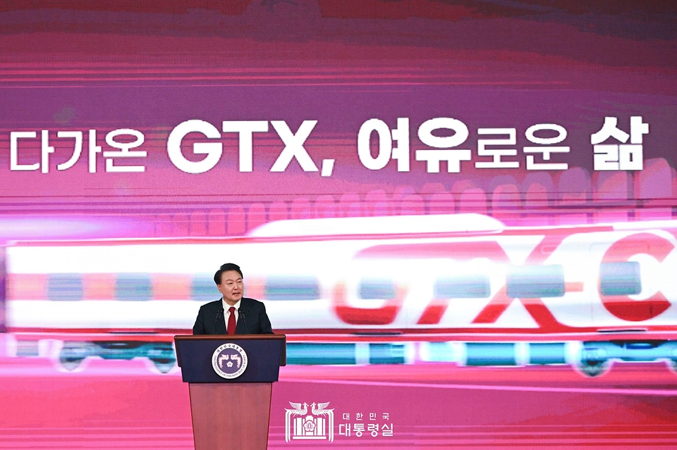 윤석열 대통령이 25일 경기도 의정부시청 다목적체육관에서 열린 GTX-C 착공기념식에서 기념사를 하고 있다.