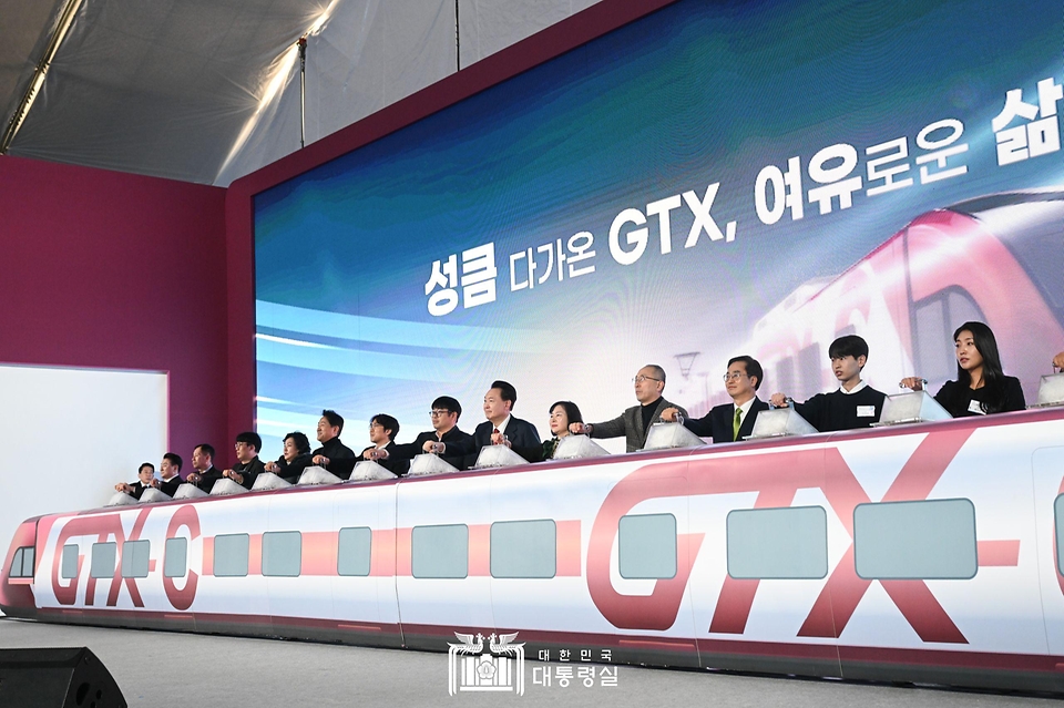 윤석열 대통령이 25일 경기도 의정부시청 다목적체육관에서 열린 GTX-C 착공기념식에서 노선통과 지역 주민, 박상우 국토부 장관, 오세훈 서울시장, 김동연 경기도지사, 김동근 의정부시장 등과 함께 GTX-C 착공 세리머니를 하고 있다. 