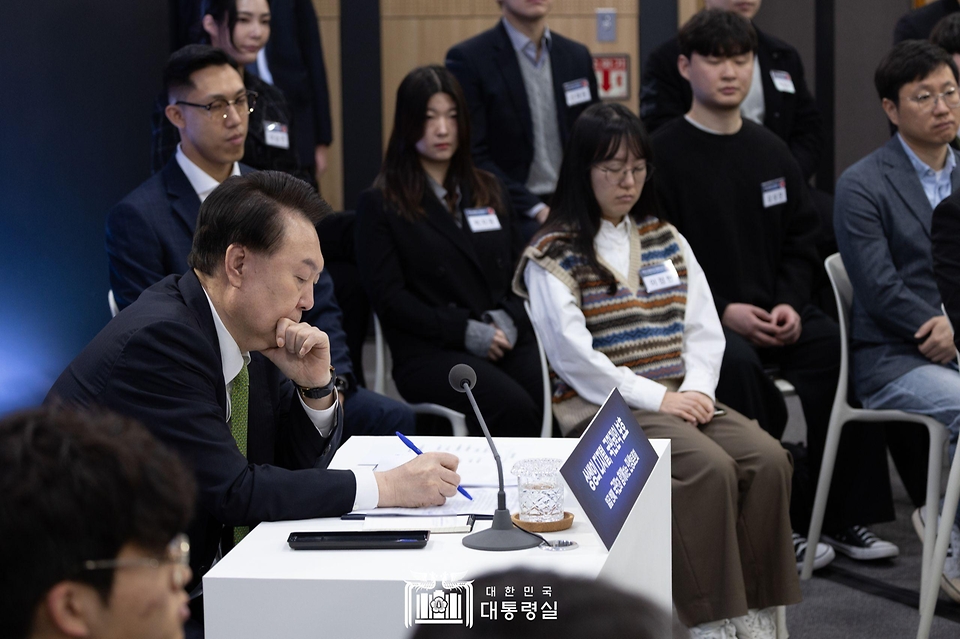 윤석열 대통령이 30일 경기도 성남시 판교제2테크노밸리기업지원허브에서 열린 ‘국민과 함께하는 민생토론회 - 일곱번째, 상생의 디지털, 국민권익 보호’에서 토론자들의 발언을 듣고 있다.