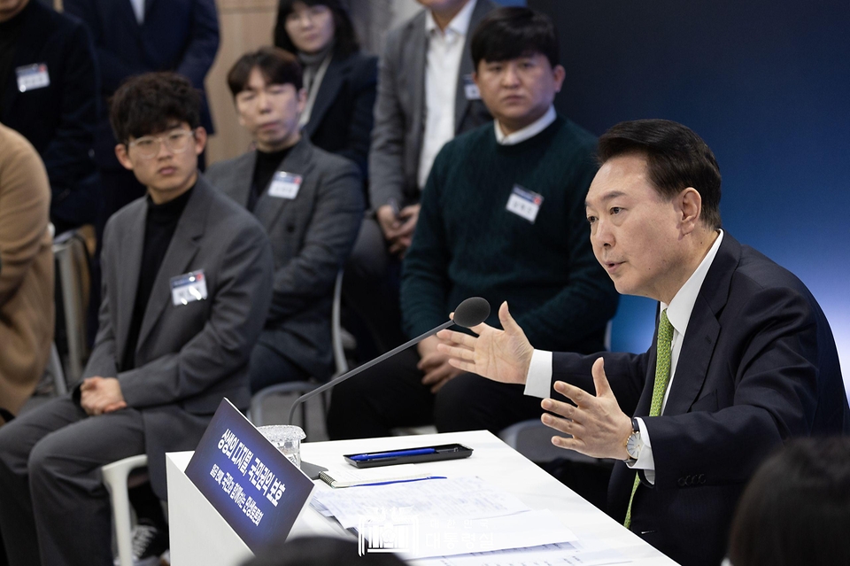 윤석열 대통령이 30일 경기도 성남시 판교제2테크노밸리기업지원허브에서 열린 ‘국민과 함께하는 민생토론회 - 일곱번째, 상생의 디지털, 국민권익 보호’에서 발언하고 있다.
