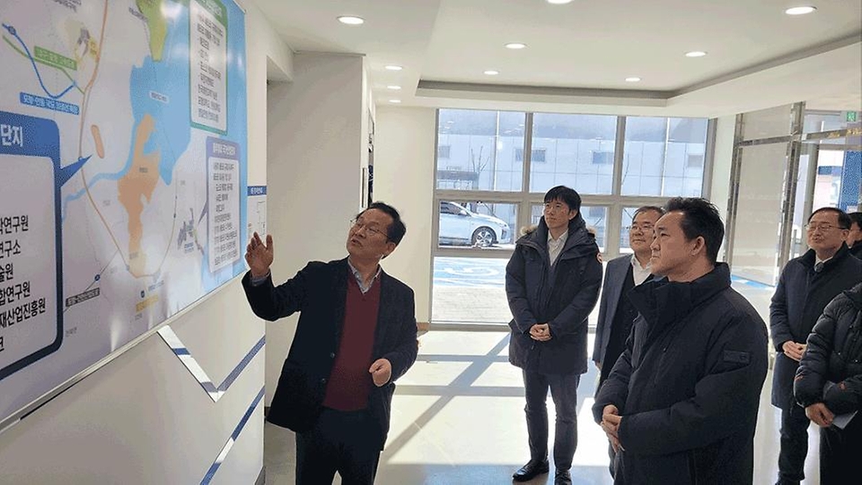 임상준 환경부 차관이 29일 오전 포스코퓨처엠 음극재 공장을 방문해 공장 관계자로부터 설명을 듣고 있다.