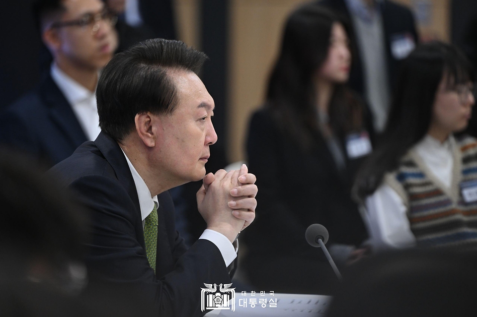 윤석열 대통령이 30일 경기도 성남시 판교제2테크노밸리기업지원허브에서 열린 ‘국민과 함께하는 민생토론회 - 일곱번째, 상생의 디지털, 국민권익 보호’에서 주제 영상을 시청하고 있다.