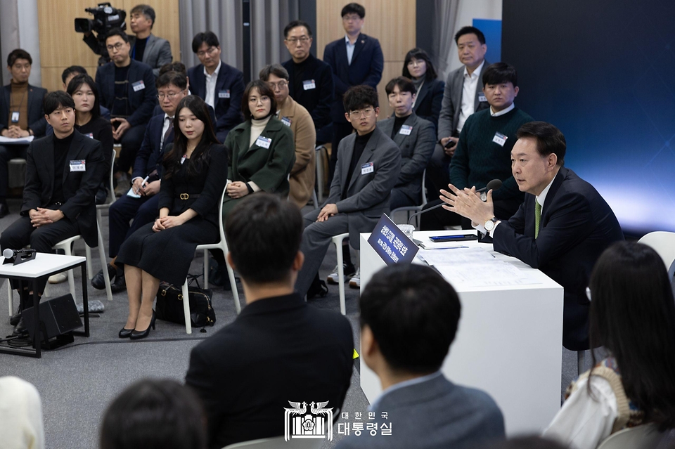 윤석열 대통령이 30일 경기도 성남시 판교제2테크노밸리기업지원허브에서 열린 ‘국민과 함께하는 민생토론회 - 일곱번째, 상생의 디지털, 국민권익 보호’에서 발언하고 있다.