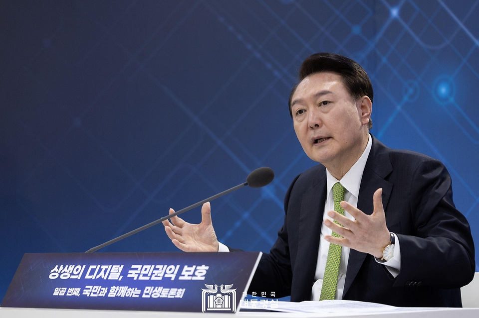 윤석열 대통령이 30일 경기도 성남시 판교제2테크노밸리기업지원허브에서 열린 ‘국민과 함께하는 민생토론회 - 일곱번째, 상생의 디지털, 국민권익 보호’에서 발언하고 있다.