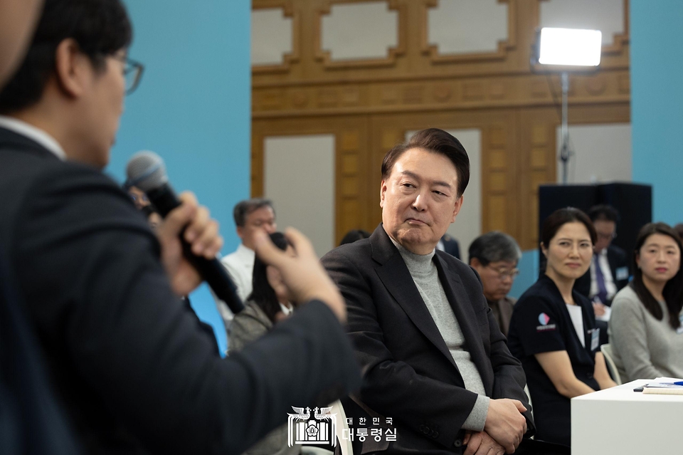 윤석열 대통령이 1일 경기도 성남시 분당서울대병원에서 열린 ‘국민과 함께하는 민생토론회 - 여덟 번째, 생명과 지역을 살리는 의료개혁’에서 참석자의 발언을 듣고 있다. 