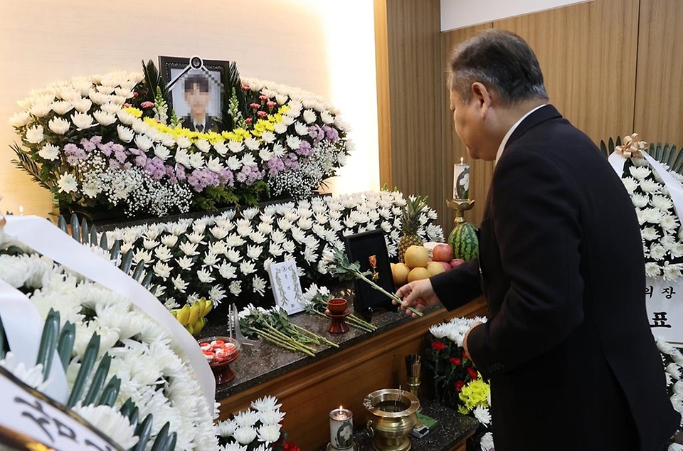 이상민 행정안전부 장관이 1일 문경시 문경장례식장에서 공장 화재 진압 중 순직한 고(故) 김수광 소방교, 고(故) 박수훈 소방사의 장례식장을 찾아 장례식 국화를 헌화하고 있다.
