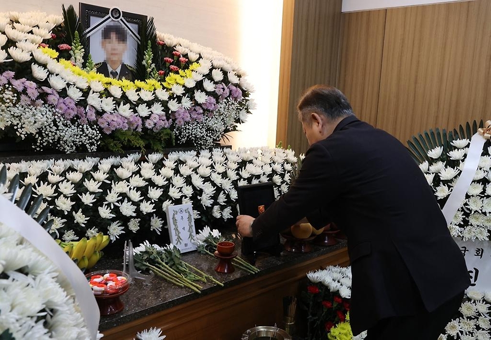 이상민 행정안전부 장관이 1일 문경시 문경장례식장에서 공장 화재 진압 중 순직한 고(故) 김수광 소방교, 고(故) 박수훈 소방사의 장례식장을 찾아 옥조근정훈장을 전수하고 있다.