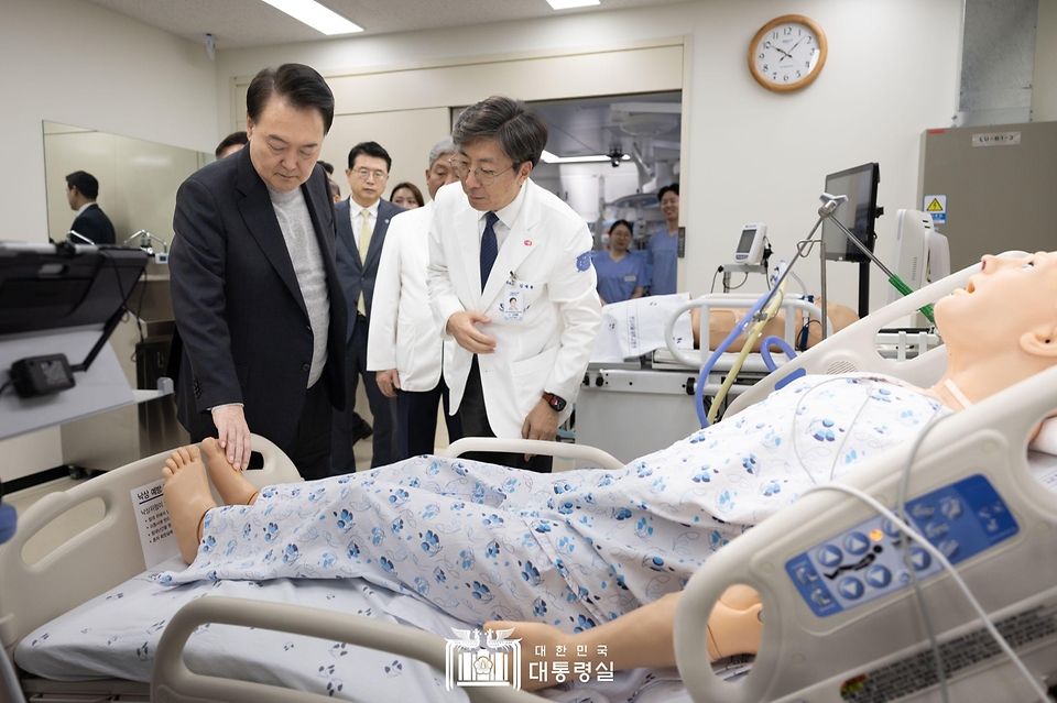 윤석열 대통령이 1일 경기도 성남시 분당서울대병원에서 열린 ‘국민과 함께하는 민생토론회 - 여덟 번째, 생명과 지역을 살리는 의료개혁’에 앞서 ‘스마트 시뮬레이션센터’를 방문해 시설을 둘러보고 있다.