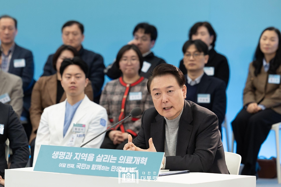 윤석열 대통령이 1일 경기도 성남시 분당서울대병원에서 열린 ‘국민과 함께하는 민생토론회 - 여덟 번째, 생명과 지역을 살리는 의료개혁’에서 발언하고 있다. 
