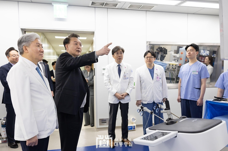 윤석열 대통령이 1일 경기도 성남시 분당서울대병원에서 열린 ‘국민과 함께하는 민생토론회 - 여덟 번째, 생명과 지역을 살리는 의료개혁’에 앞서 ‘스마트 시뮬레이션센터’를 방문해 시설을 둘러보고 있다.