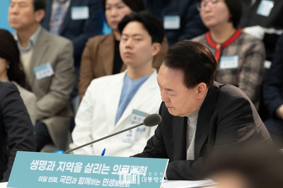 윤석열 대통령이 1일 경기도 성남시 분당서울대병원에서 열린 ‘국민과 함께하는 민생토론회 - 여덟 번째, 생명과 지역을 살리는 의료개혁’에서 메모하고 있다.