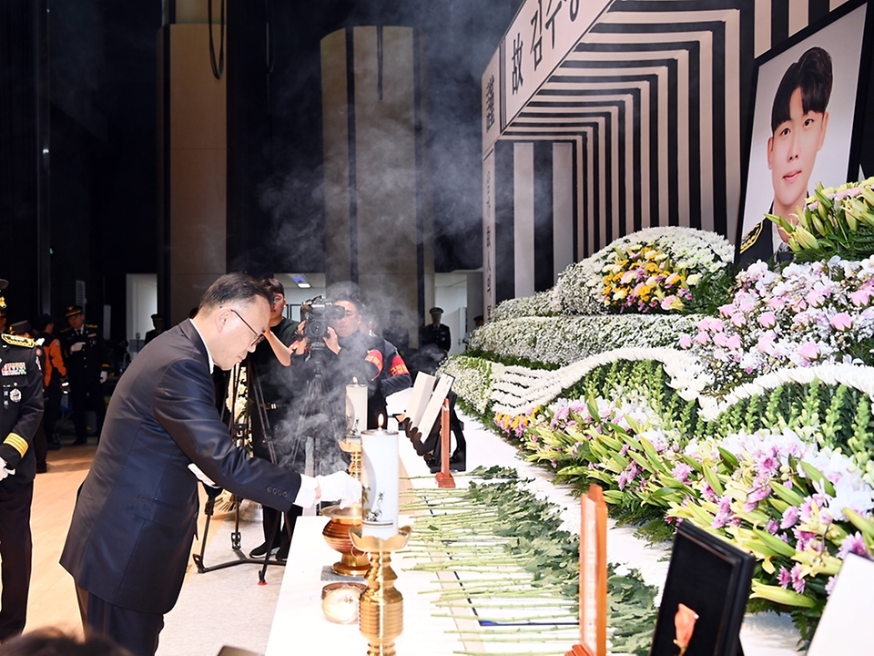 이한경 행정안전부 재난안전관리본부장이 3일 경북도청 동락관에서 열린 ‘문경시 육가공 공장화재 진압 도중 순직한 고(故) 김수광 소방장과 고(故) 박수훈 소방교의 합동 영결식’에서 헌화를 하고 있다.