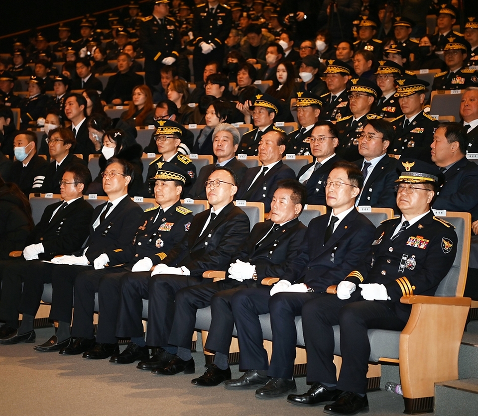 이한경 행정안전부 재난안전관리본부장이 3일 경북도청 동락관에서 열린 ‘문경시 육가공 공장화재 진압 도중 순직한 고(故) 김수광 소방장과 고(故) 박수훈 소방교의 합동 영결식’에 참석하고 있다.