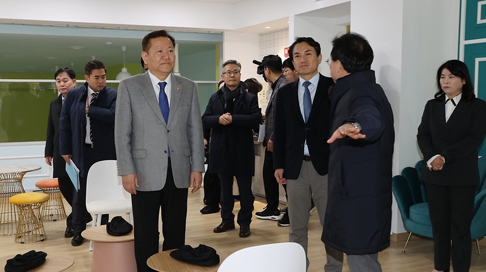 이상민 행안부 장관, 강원 화천군 복합커뮤니티센터 방문