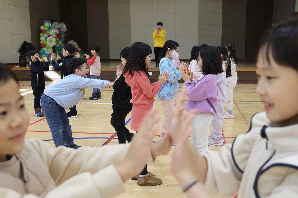 <p> 24일 경기 화성 송린초등학교에서 학생들이 오후 돌봄프로그램 에어로빅힙합 체육 특기적성 프로그램에 참여하고 있다. </p>