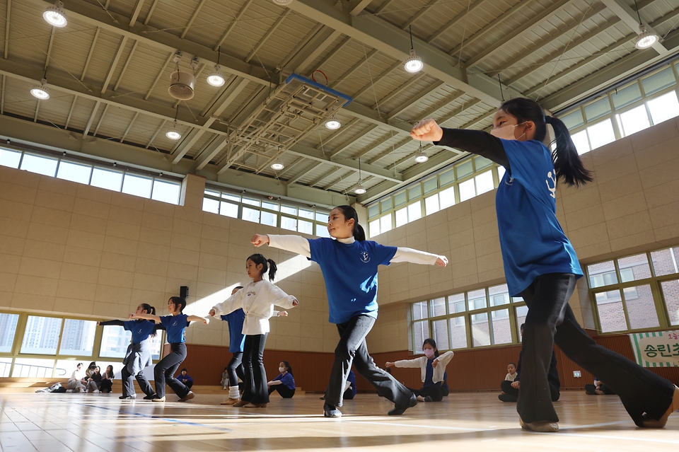 <p>방과 후 교육·돌봄 프로그램을 제공하는 ‘늘봄학교’ 확대 방안이 발표된 가운데 24일 경기 화성 송린초등학교에서 늘봄 맞춤형 프로그램 치어리딩부 블루웨이브 수강 학생들이 치어리딩 연습을 하고 있다. </p>