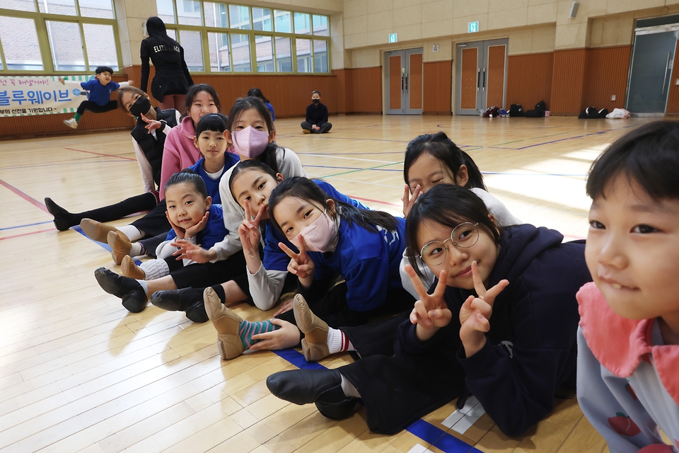 <p>방과 후 교육·돌봄 프로그램을 제공하는 ‘늘봄학교’ 확대 방안이 발표된 가운데 24일 경기 화성 송린초등학교에서 늘봄 맞춤형 프로그램 치어리딩부 블루웨이브 수강 학생들이 휴식을 취하고 있다. </p>