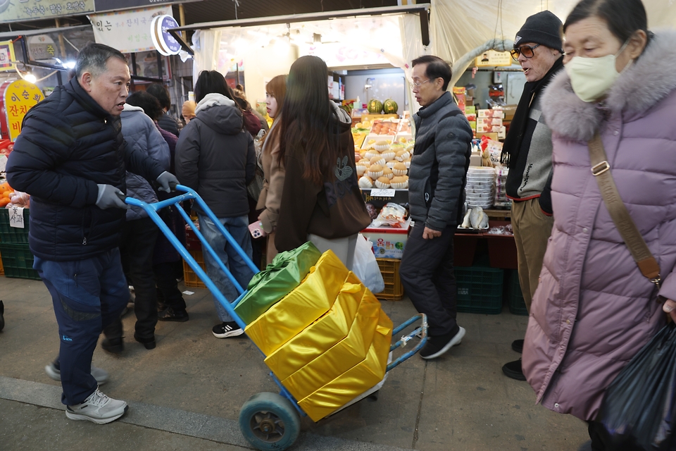 <p>민족 최대의 명절 설 연휴를 이틀 앞둔 7일 오후 세종 조치읍 세종전통시장에 제수용품을 사려는 시민들로 북적이고 있다. </p>