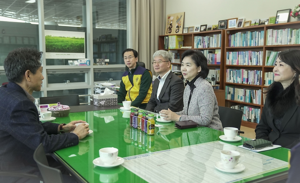 지영미 질병관리청장이 7일 청주시 오송종합사회복지관에서 “어려운 소외 이웃을 위해 따뜻한 온기를 전하고 싶었다”고 말하고 있다.