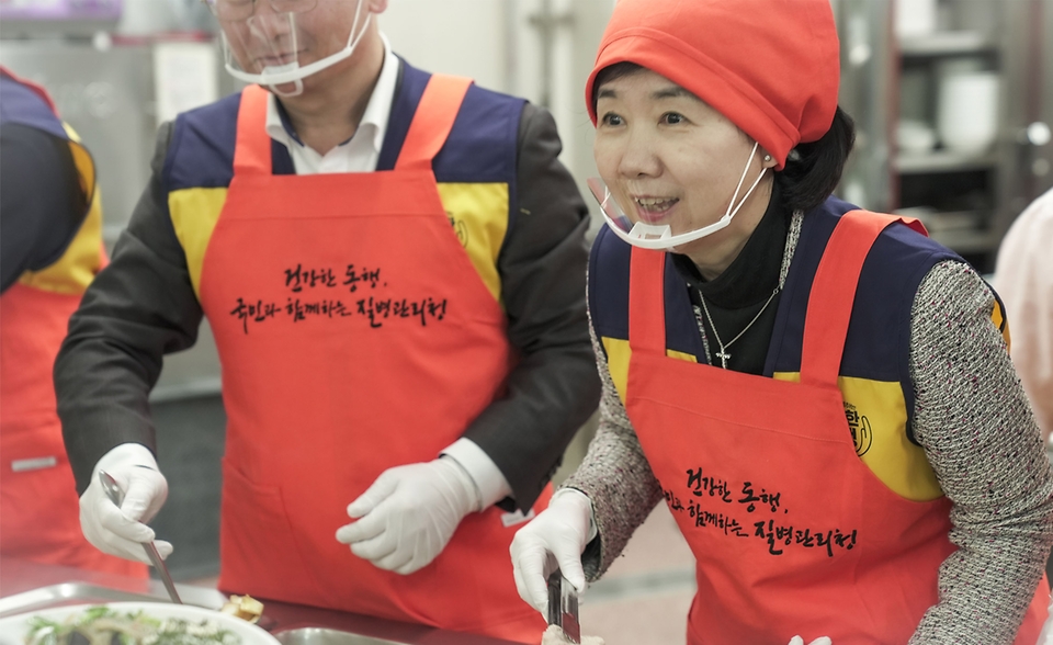 지영미 질병관리청장이 7일 청주시 오송종합사회복지관을 방문하여 지역 사회 소외된 이웃을 위한 배식 자원봉사에 참여하고 있다.