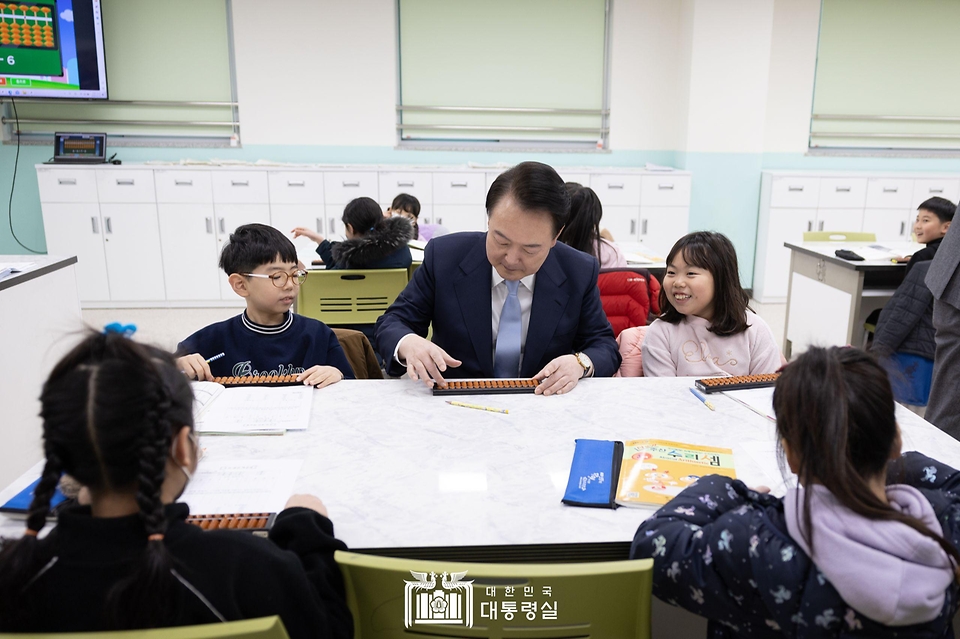 윤석열 대통령이 5일 경기도 하남시 신우초등학교에서 열린 ‘국민과 함께하는 민생토론회 - 아홉 번째, 따뜻한 돌봄과 교육이 있는 늘봄학교’ 시작에 앞서 늘봄학교 주산암산 프로그램에서 학생들과 함께 주산암산을 체험하고 있다.