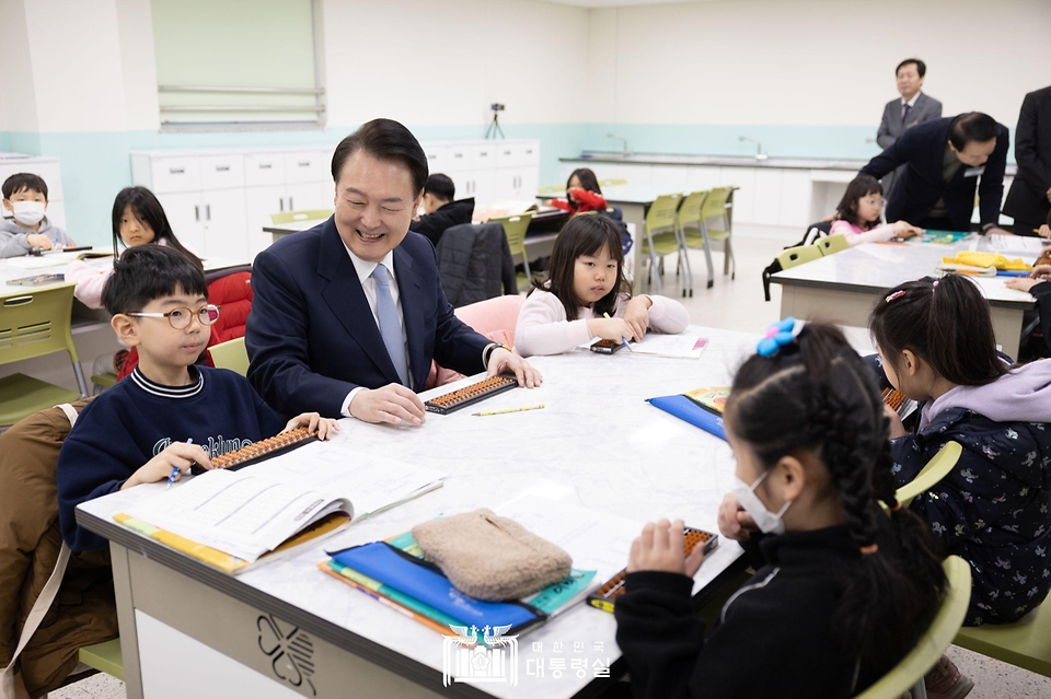 윤석열 대통령이 5일 경기도 하남시 신우초등학교에서 열린 ‘국민과 함께하는 민생토론회 - 아홉 번째, 따뜻한 돌봄과 교육이 있는 늘봄학교’ 시작에 앞서 늘봄학교 주산암산 프로그램에서 학생들과 함께 주산암산을 체험하고 있다.