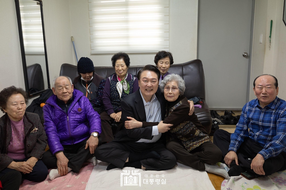 윤석열 대통령이 7일 서울 강북구에 위치한 미등록 경로당을 방문해 어르신들과 기념촬영하고 있다.