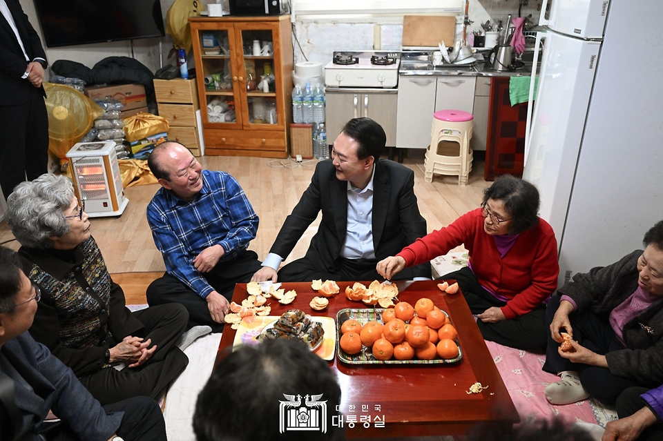 윤석열 대통령이 7일 서울 강북구에 위치한 미등록 경로당을 방문해 어르신들과 환담하고 있다.