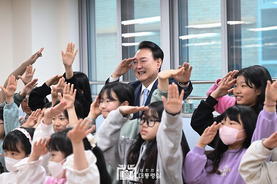 윤석열 대통령이 5일 경기도 하남시 신우초등학교에서 열린 ‘국민과 함께하는 민생토론회 - 아홉 번째, 따뜻한 돌봄과 교육이 있는 늘봄학교’ 시작에 앞서 늘봄학교 방송댄스 프로그램 참가 학생들과 기념 촬영을 하고 있다.