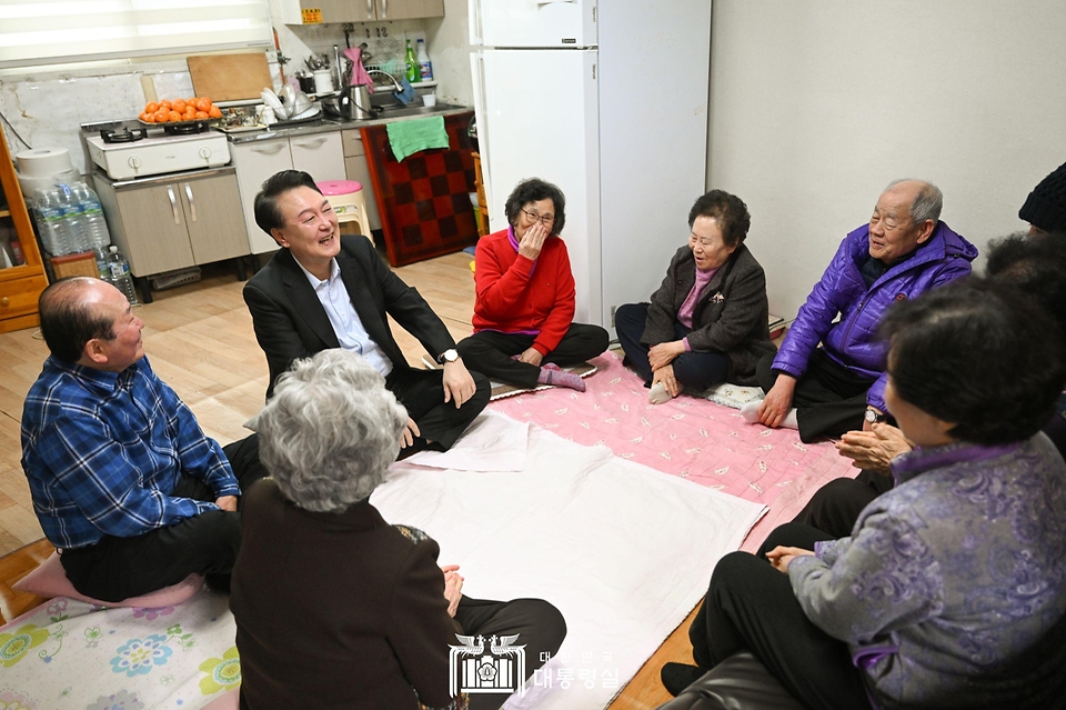 윤석열 대통령이 7일 서울 강북구에 위치한 미등록 경로당을 방문해 어르신들과 환담하고 있다.