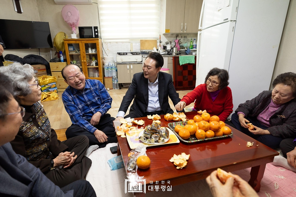 윤석열 대통령이 7일 서울 강북구에 위치한 미등록 경로당을 방문해 어르신들과 환담하고 있다.