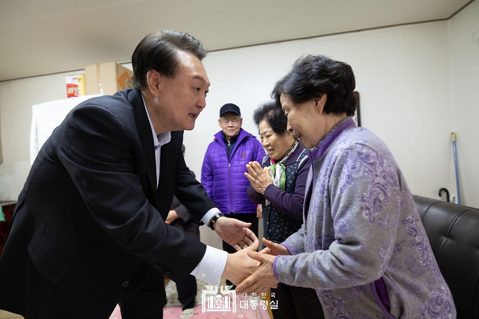 윤석열 대통령이 7일 서울 강북구에 위치한 미등록 경로당을 방문해 어르신들과 악수하고 있다.