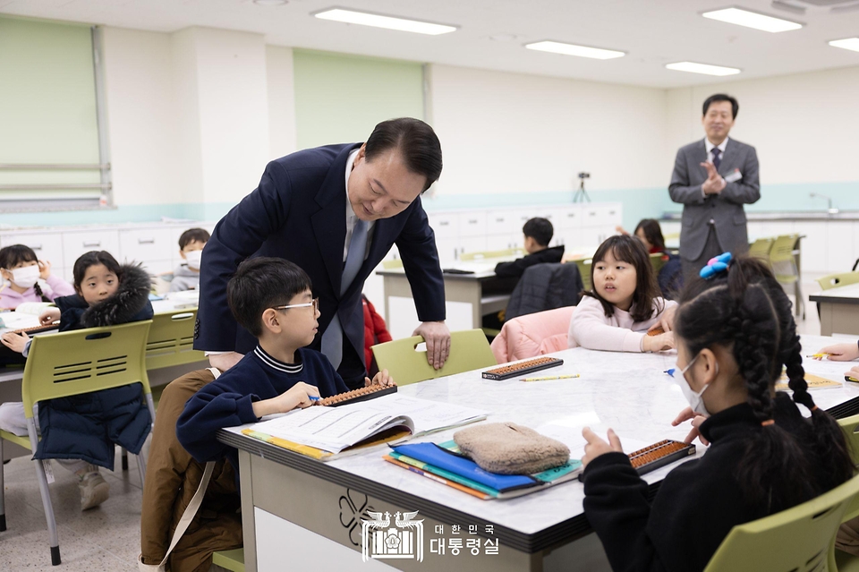 윤석열 대통령이 5일 경기도 하남시 신우초등학교에서 열린 ‘국민과 함께하는 민생토론회 - 아홉 번째, 따뜻한 돌봄과 교육이 있는 늘봄학교’ 시작에 앞서 늘봄학교 주산암산 프로그램을 참관하고 있다.