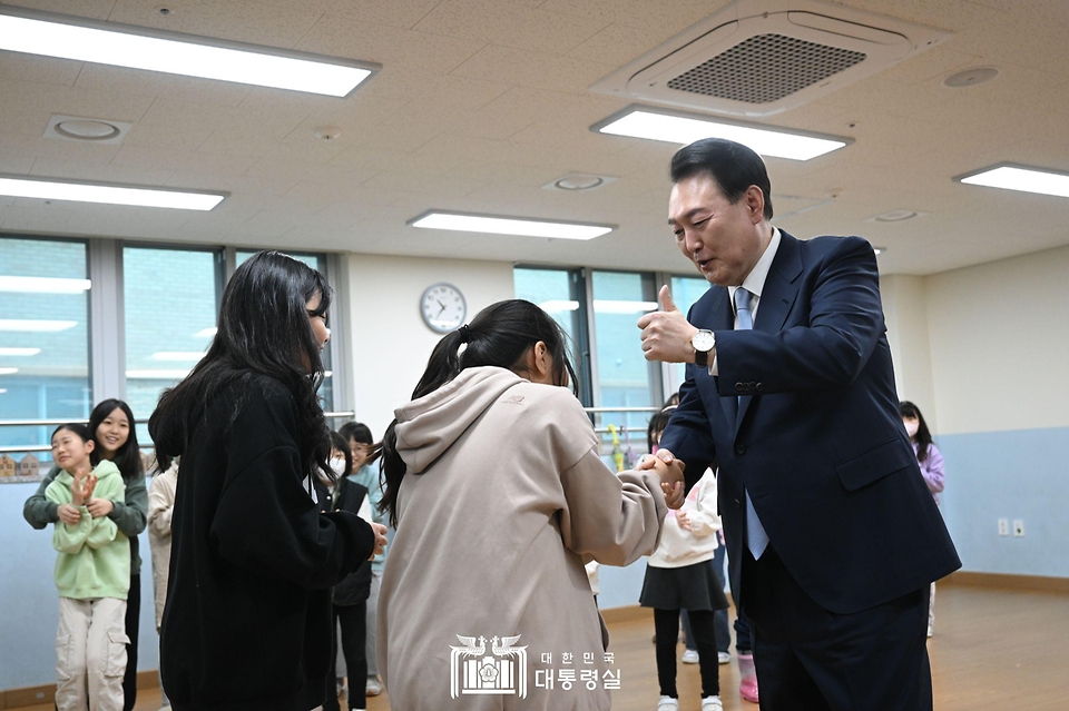 윤석열 대통령이 5일 경기도 하남시 신우초등학교에서 열린 ‘국민과 함께하는 민생토론회 - 아홉 번째, 따뜻한 돌봄과 교육이 있는 늘봄학교’ 시작에 앞서 늘봄학교 방송댄스 프로그램에 참가한 학생들과 인사하고 있다.