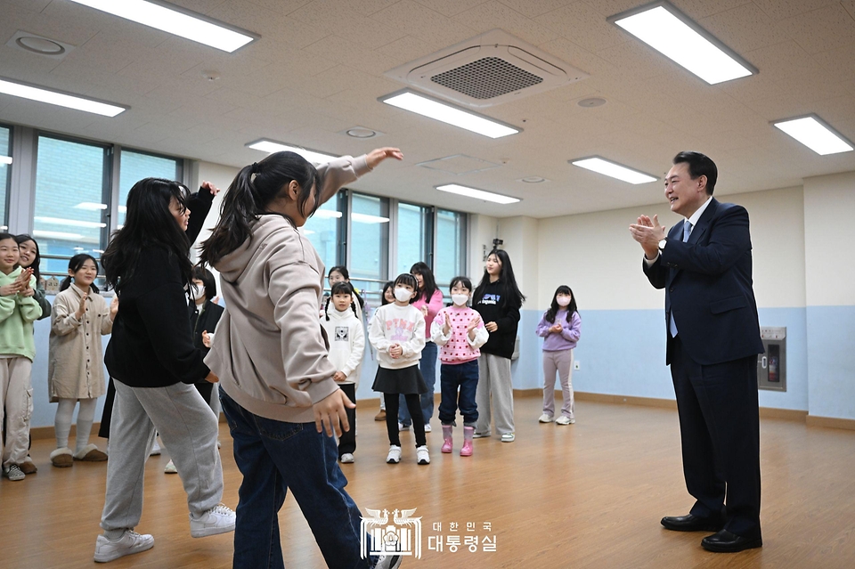 윤석열 대통령이 5일 경기도 하남시 신우초등학교에서 열린 ‘국민과 함께하는 민생토론회 - 아홉 번째, 따뜻한 돌봄과 교육이 있는 늘봄학교’ 시작에 앞서 늘봄학교 방송댄스 프로그램을 참관하며 학생들에게 박수를 보내고 있다.