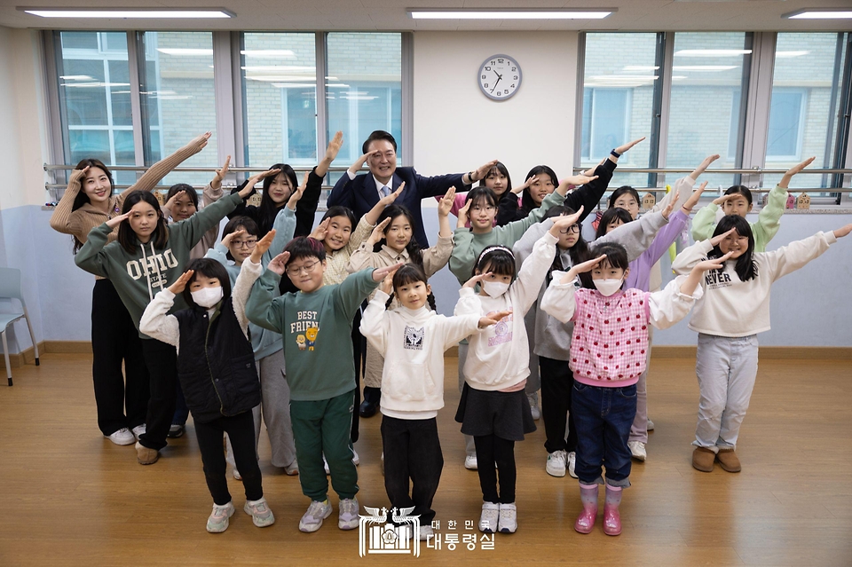 윤석열 대통령이 5일 경기도 하남시 신우초등학교에서 열린 ‘국민과 함께하는 민생토론회 - 아홉 번째, 따뜻한 돌봄과 교육이 있는 늘봄학교’ 시작에 앞서 늘봄학교 방송댄스 프로그램 참가 학생들과 기념 촬영을 하고 있다.