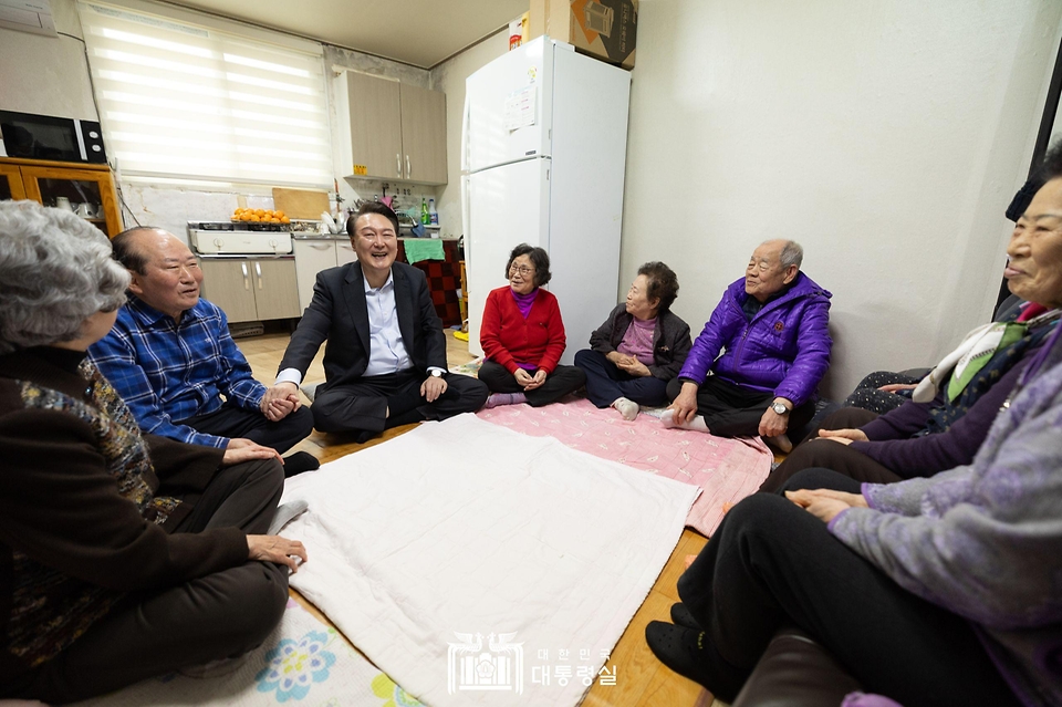 윤석열 대통령이 7일 서울 강북구에 위치한 미등록 경로당을 방문해 어르신들과 환담하고 있다.