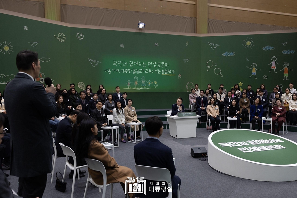 윤석열 대통령이 5일 경기도 하남시 신우초등학교에서 열린 ‘국민과 함께하는 민생토론회 - 아홉 번째, 따뜻한 돌봄과 교육이 있는 늘봄학교’에서 토론자의 발언을 듣고 있다.