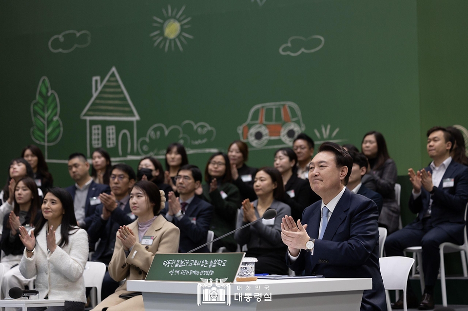 윤석열 대통령이 5일 경기도 하남시 신우초등학교에서 열린 ‘국민과 함께하는 민생토론회 - 아홉 번째, 따뜻한 돌봄과 교육이 있는 늘봄학교’에서 박수치고 있다.