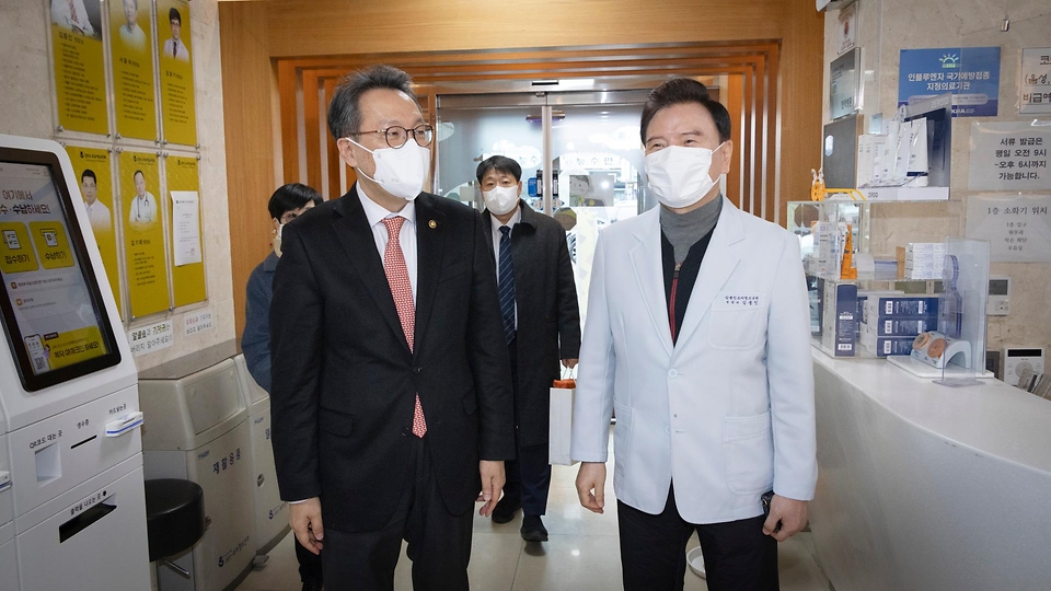 박민수 보건복지부 제2차관이 6일 충남 천안시 소재 김종인 소아청소년과 의원에서 김종인 원장과 병원을 둘러보고 있다.