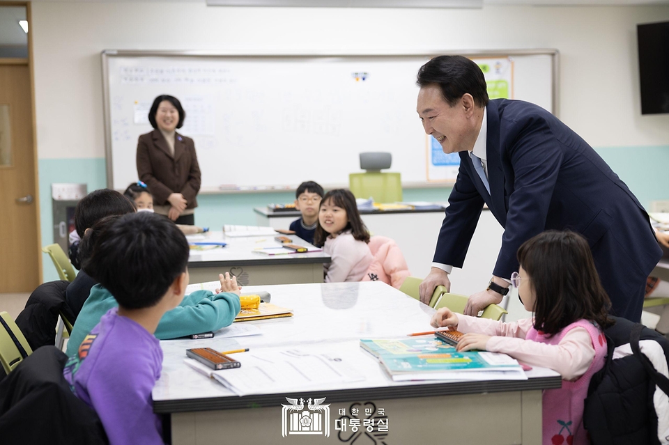 윤석열 대통령이 5일 경기도 하남시 신우초등학교에서 열린 ‘국민과 함께하는 민생토론회 - 아홉 번째, 따뜻한 돌봄과 교육이 있는 늘봄학교’ 시작에 앞서 늘봄학교 주산암산 프로그램을 참관하고 있다.