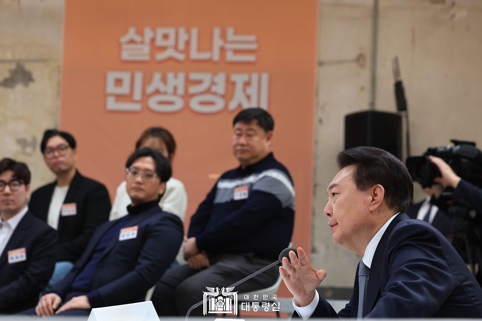 윤석열 대통령이 8일 서울 성동구 복합문화공간인 레이어57에서 열린 ‘국민과 함께하는 민생토론회 - 열 번째, 함께 뛰는 중소기업·소상공인, 살맛나는 민생경제’에 참석해 발언 하고 있다.