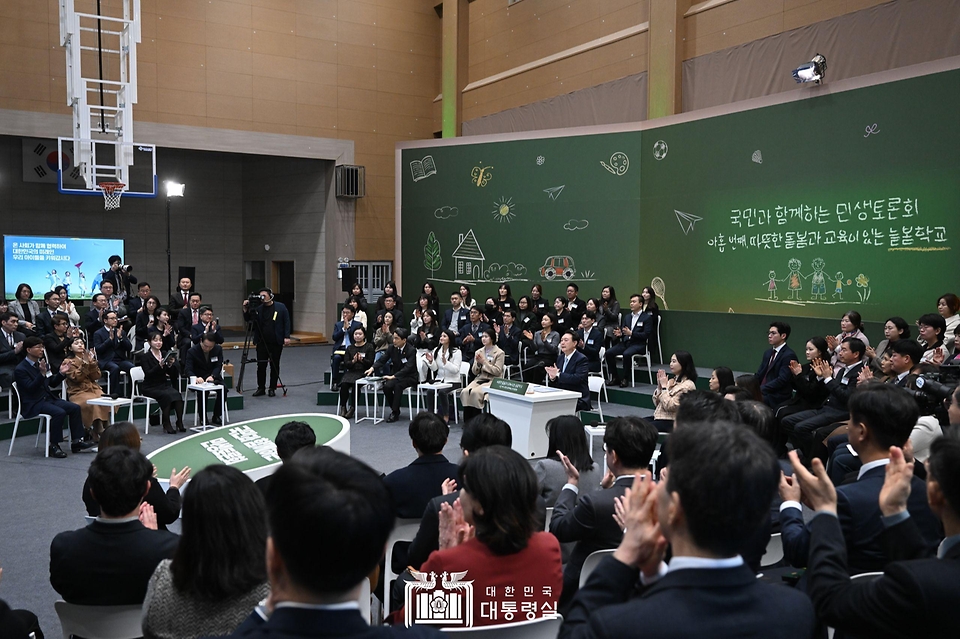 윤석열 대통령이 5일 경기도 하남시 신우초등학교에서 열린 ‘국민과 함께하는 민생토론회 - 아홉 번째, 따뜻한 돌봄과 교육이 있는 늘봄학교’에서 토론자의 발언을 듣고 있다.