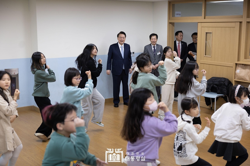 윤석열 대통령이 5일 경기도 하남시 신우초등학교에서 열린 ‘국민과 함께하는 민생토론회 - 아홉 번째, 따뜻한 돌봄과 교육이 있는 늘봄학교’ 시작에 앞서 늘봄학교 방송댄스 프로그램을 참관하고 있다.