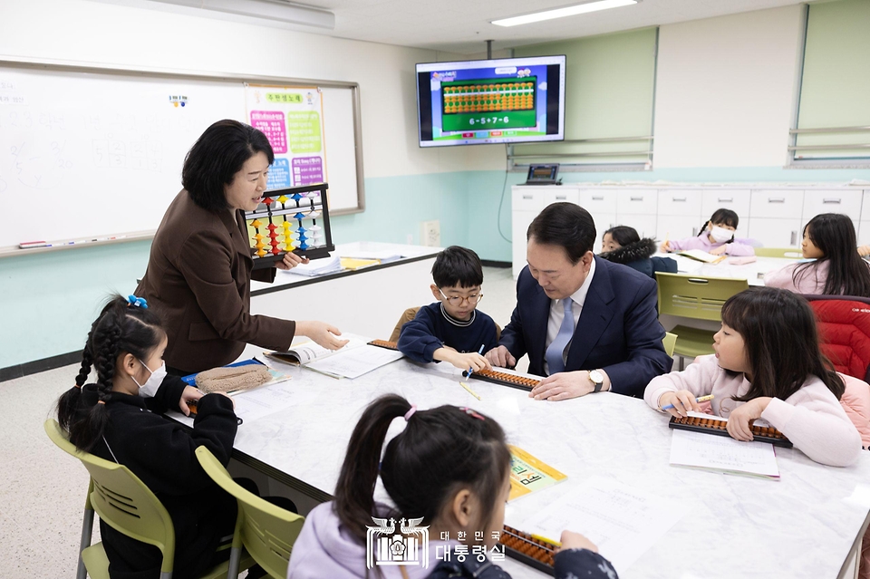 윤석열 대통령이 5일 경기도 하남시 신우초등학교에서 열린 ‘국민과 함께하는 민생토론회 - 아홉 번째, 따뜻한 돌봄과 교육이 있는 늘봄학교’ 시작에 앞서 늘봄학교 주산암산 프로그램에서 학생들과 함께 주산암산을 체험하고 있다.