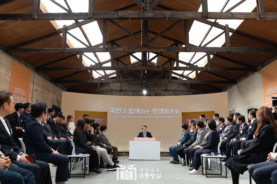 윤석열 대통령이 8일 서울 성동구 복합문화공간인 레이어57에서 열린 ‘국민과 함께하는 민생토론회 - 열 번째, 함께 뛰는 중소기업·소상공인, 살맛나는 민생경제’에 참석해 발언 하고 있다.