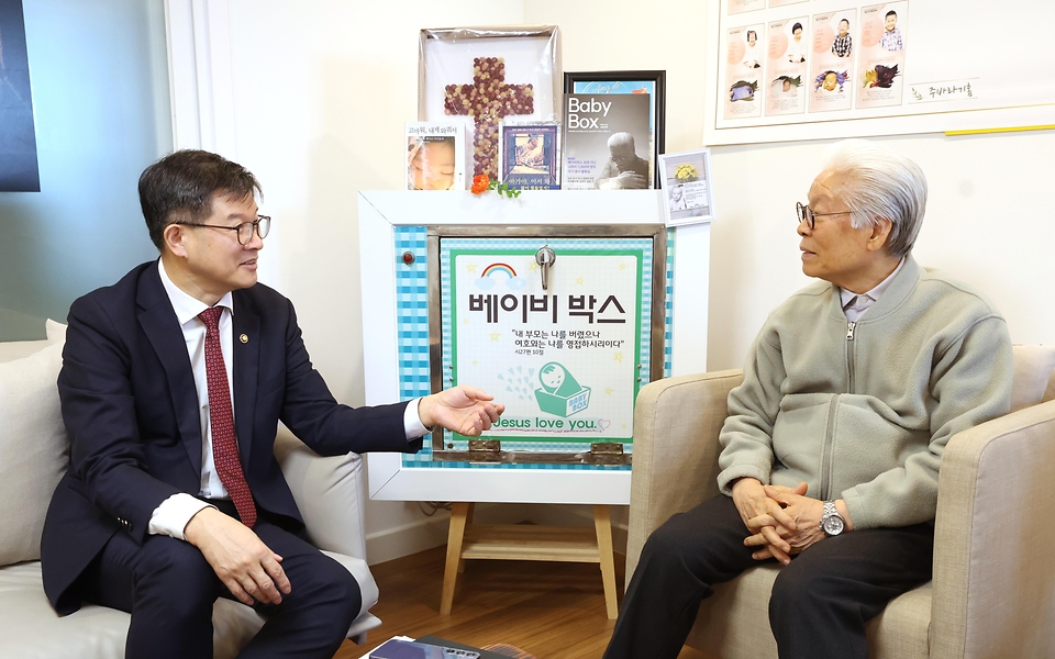 이기일 보건복지부 1차관이 8일 관악구 소재 재단법인 주사랑공동체(베이비박스 운영기관)를 방문하여 이종락 목사(재단법인 주사랑공동체 이사장)와 올해 7월 시행을 앞두고 있는 출생통보제와 위기임산부 지원 제도에 대한 의견을 나누고있다.